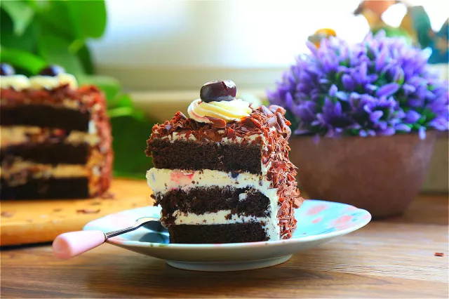 黑森林蛋糕很多人認(rèn)為它是巧克力蛋糕，其實(shí)它就是一種櫻桃奶油蛋糕！