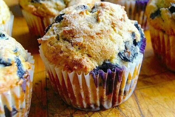 DIY制作香蕉蔓越莓馬芬蛋糕，低成本高質(zhì)量！