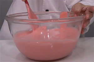 紅絲絨草莓蛋糕卷的做法大全，紅絲絨草莓蛋糕培訓(xùn)圖文教程分享