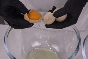 草莓抱抱卷的做法大全，草莓抱抱卷西點(diǎn)培訓(xùn)圖文教程分享