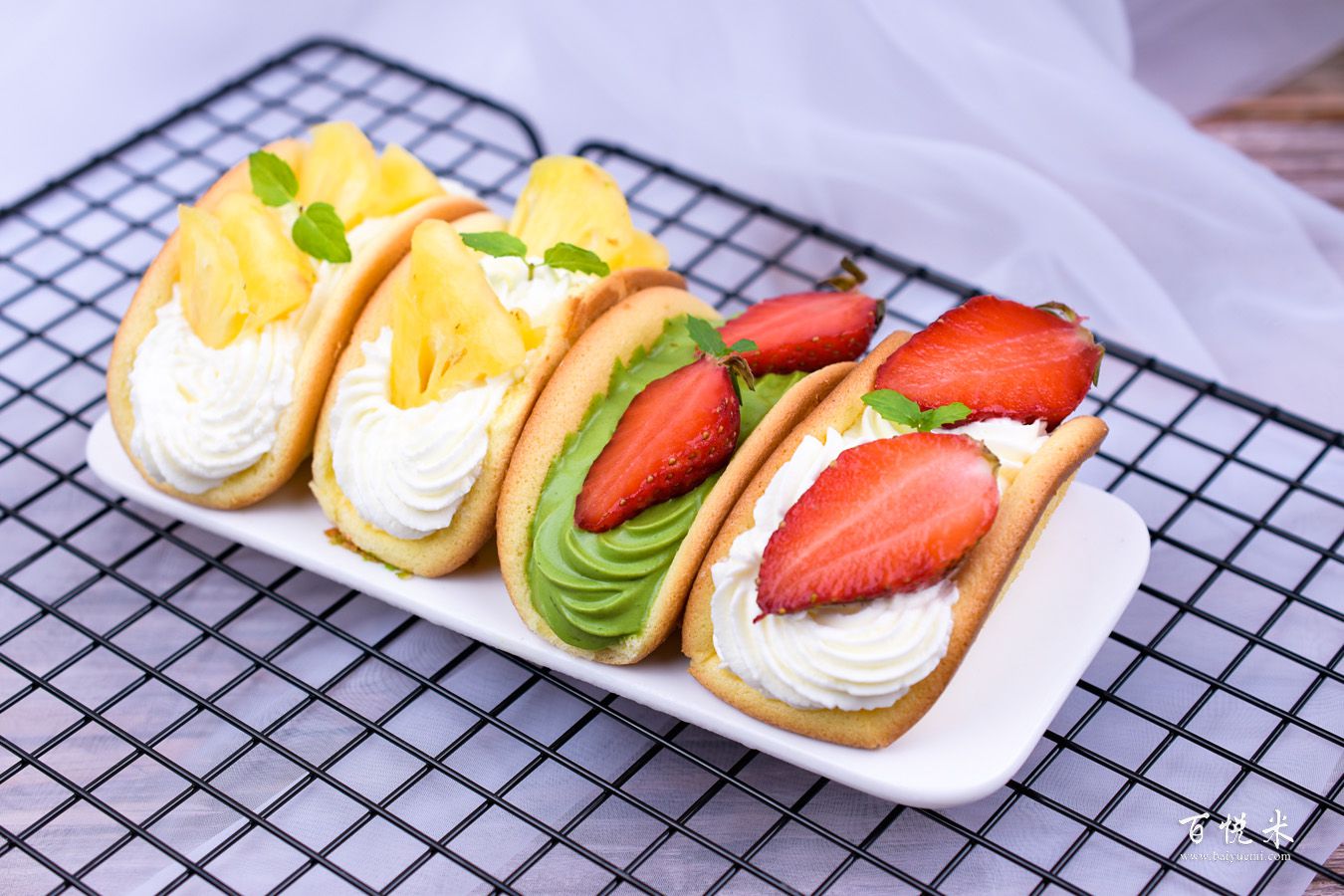 草莓抱抱卷的做法大全，草莓抱抱卷西點(diǎn)培訓(xùn)圖文教程分享