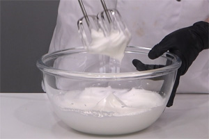 草莓抱抱卷的做法大全，草莓抱抱卷西點(diǎn)培訓(xùn)圖文教程分享