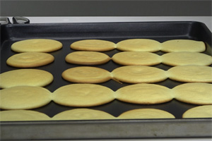 草莓抱抱卷的做法大全，草莓抱抱卷西點(diǎn)培訓(xùn)圖文教程分享