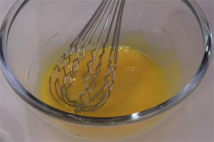 草莓抱抱卷的做法大全，草莓抱抱卷西點(diǎn)培訓(xùn)圖文教程分享