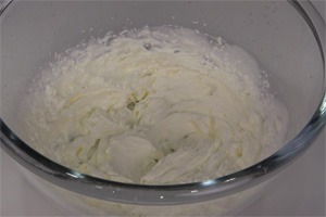 草莓抱抱卷的做法大全，草莓抱抱卷西點(diǎn)培訓(xùn)圖文教程分享