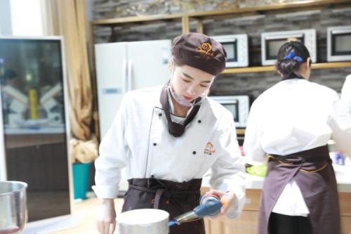 西點(diǎn)師在福建漳州蛋糕店工資才3800，有誰知道那里的工資高啊