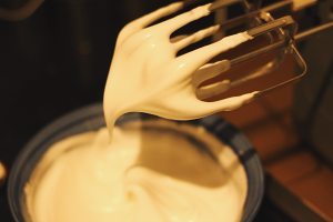 學(xué)西點(diǎn)師是蛋糕店還是西點(diǎn)培訓(xùn)學(xué)校學(xué)習(xí)，學(xué)校學(xué)習(xí)三個(gè)月能會(huì)嗎？