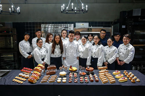 專業(yè)的靠譜的西點(diǎn)培訓(xùn)烘焙學(xué)校怎么選？