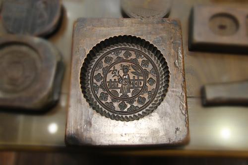 做中秋有餅用的月餅?zāi)＞邇r格多少錢一套？