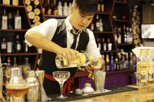 酒吧調(diào)酒師工資大概多少錢一月？那么亂給買保險(xiǎn)嗎？